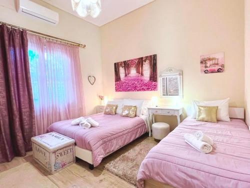 מיטה או מיטות בחדר ב-Luxury seafront house nearby Delphi