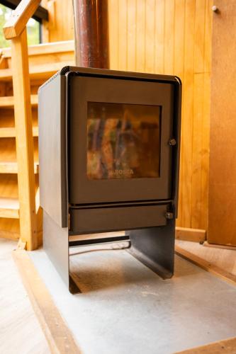 a small tv sitting on the floor in a room at Andrómeda Lodge in Las Trancas