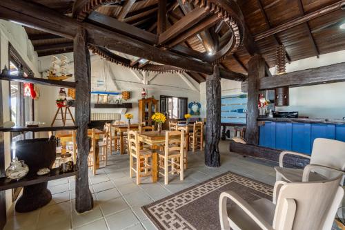 a kitchen and dining room with wooden beams at Pousada Caminho do Mar in Bombinhas