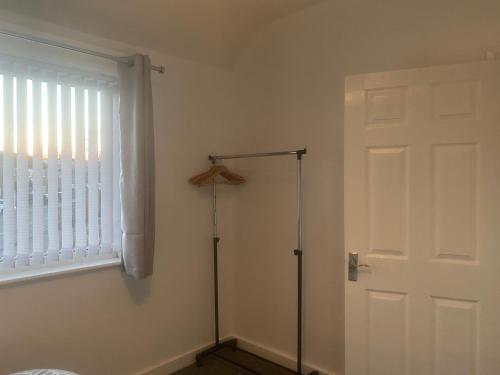 Pokój z białymi drzwiami i oknem w obiekcie Smith House w mieście Scunthorpe