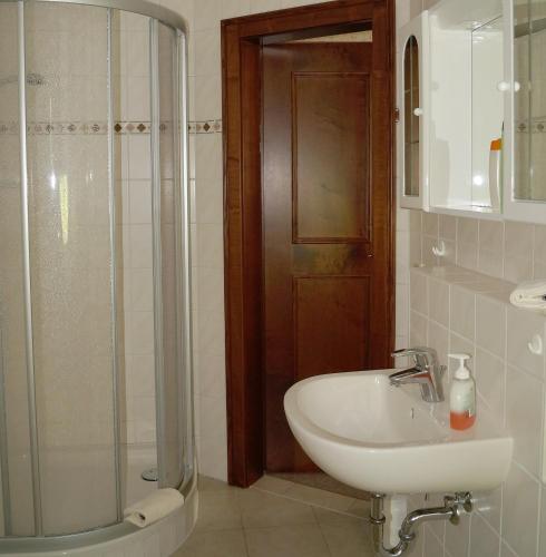 a bathroom with a sink and a shower at Braugasthof Papiermühle in Jena