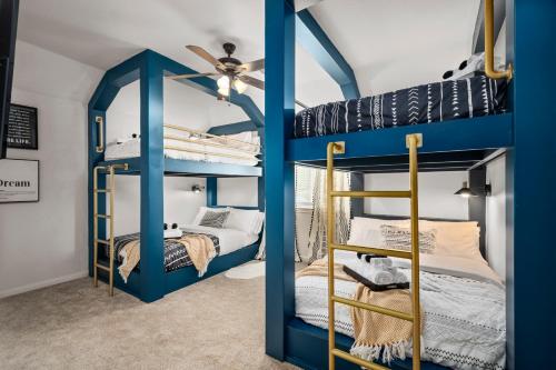 Кровать или кровати в номере Upscale Cypress Stay Pool Hot Tub EV Sleeps 20