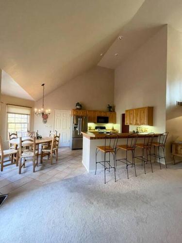 a kitchen and dining room with a table and chairs at NEW Contemporary Chalet 5 Bed/3 Bath in Split Rock in Lake Harmony