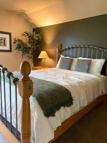 a bedroom with a large bed with a metal frame at NEW Contemporary Chalet 5 Bed/3 Bath in Split Rock in Lake Harmony