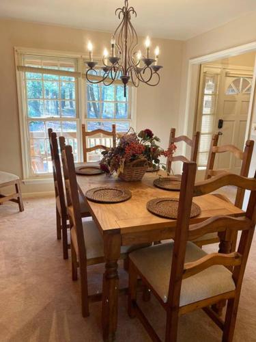 a dining room with a wooden table and chairs at NEW Contemporary Chalet 5 Bed/3 Bath in Split Rock in Lake Harmony
