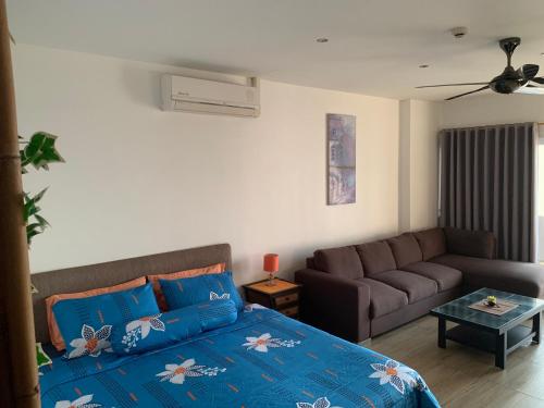 un soggiorno con letto e divano di View Talay 5D Golf a Pattaya Sud