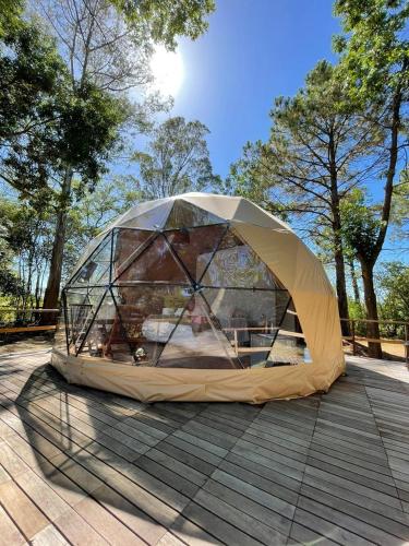 a tent is set up on a deck at Don Aniceto Lodges & Glamping in Luján