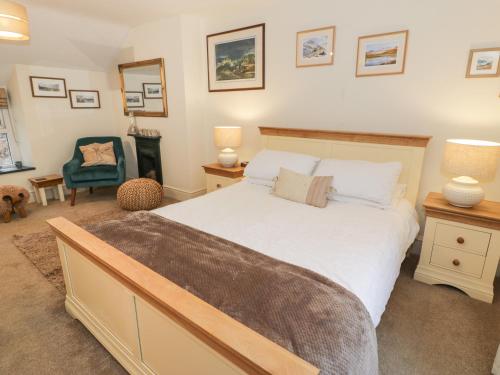 Postel nebo postele na pokoji v ubytování Bwthyn Ger Afon Riverplace Cottage