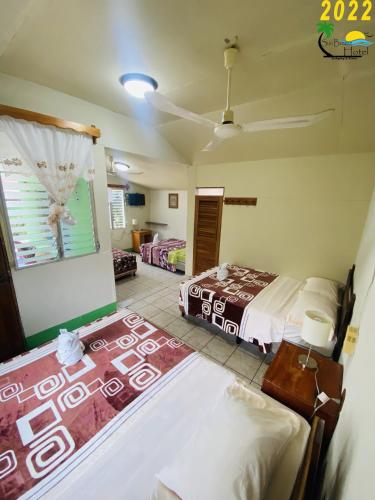 Postel nebo postele na pokoji v ubytování Sun Breeze Hotel