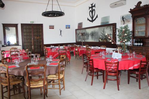 Restaurant ou autre lieu de restauration dans l'établissement Hotel Restaurant La Camargue
