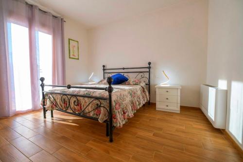 1 dormitorio con 1 cama y suelo de madera en Casetta di Pietra, en Gavorrano