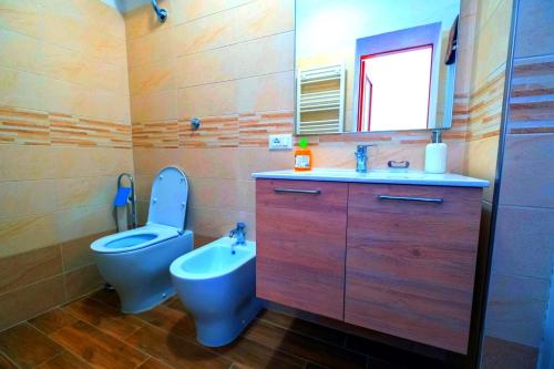 ガヴォッラーノにあるCasetta di Pietraのバスルーム(トイレ、洗面台付)