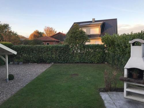 a yard with a house and a garden with a yard at Baltic Hus Zierow s Gem in Zierow