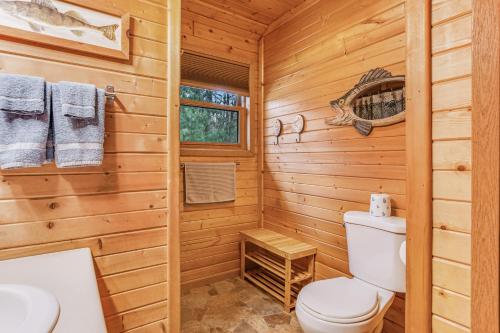 Cabaña de madera con aseo y lavabo en Luxe Lodge & Cabins III, en New Lisbon