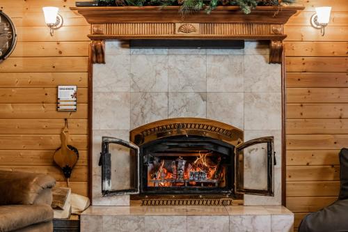 a fireplace in a living room with a fire place at Winterfell Cabin in Rea