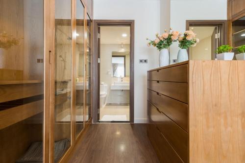 The Saigon Suite, The Luxury 2 bedrooms with bathtub for over 30 nights في مدينة هوشي منه: حمام مع خزانة خشبية ومرآة