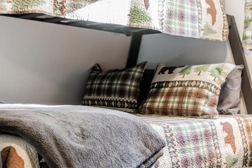 a bedroom with pillows and a bed with a window at Winterfell Cabin in Rea