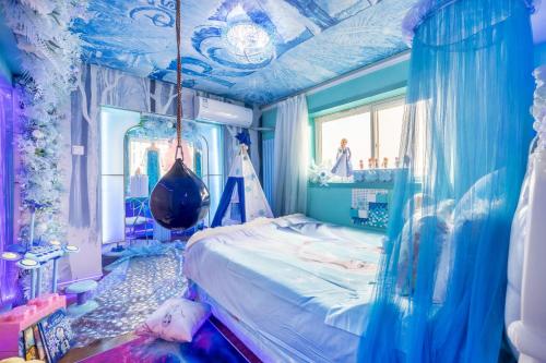 1 dormitorio azul con 1 cama y techo azul en Guru House Xian en Xi'an