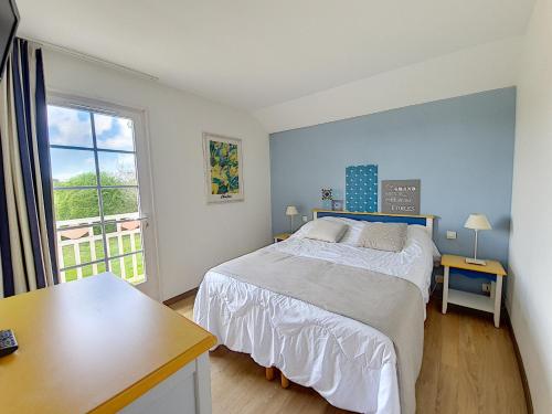 une chambre avec un lit, un bureau et une fenêtre dans l'établissement Residence Le Bocage - Piscine chauffee, à Talmont-Saint-Hilaire