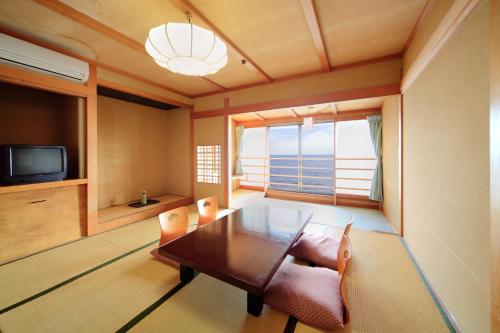Una televisión o centro de entretenimiento en Hokkawa Onsen Hotel