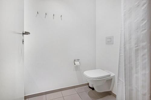 ห้องน้ำของ Sanders Arena - Precious Three-Bedroom Apartment Close to Metro Station
