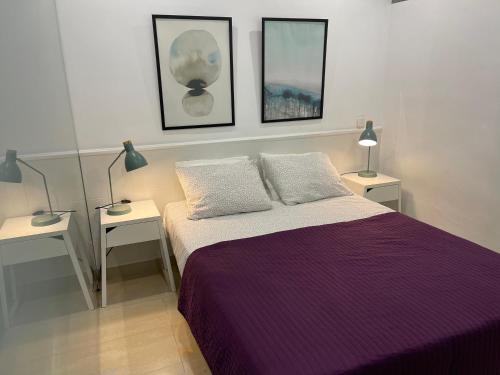 1 dormitorio con 1 cama de color púrpura y 2 mesitas de noche en PUERTO BANUS CRYSTAL Suite, en Marbella