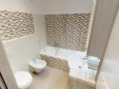uma casa de banho com um WC, um lavatório e uma banheira em Appartement Menton, 3 pièces, 5 personnes - FR-1-196-230 em Menton