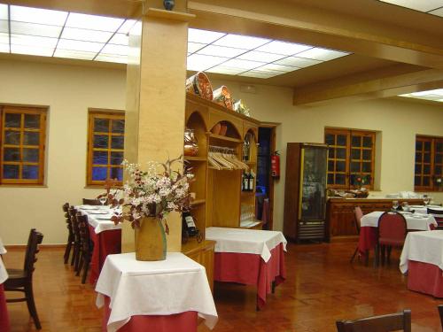 Un restaurante o sitio para comer en Hotel Alisa