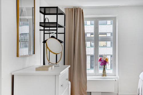 um toucador com um espelho e uma janela em Sanders Regent - Chic Three-Bedroom Apartment Near Central Square em Copenhague