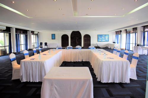 Zona business o sala de conferencias en CityBlue Creekside Hotel & Suites
