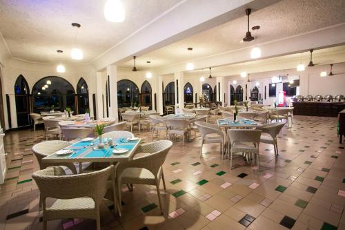 Un restaurante o sitio para comer en CityBlue Creekside Hotel & Suites