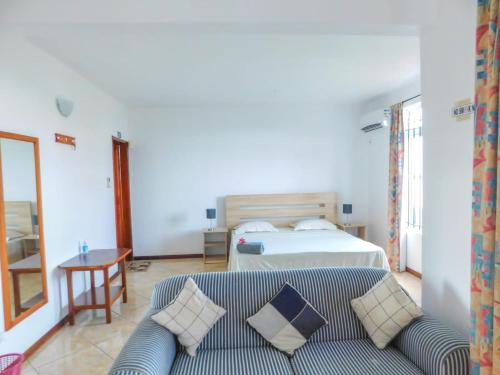 Postel nebo postele na pokoji v ubytování Tulsi Apartment & Studio