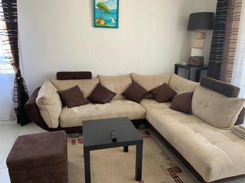 un salon avec un canapé et une table dans l'établissement Port Frejus - Le Romanée - Appartement vue mer - 2 Chambres, à Fréjus