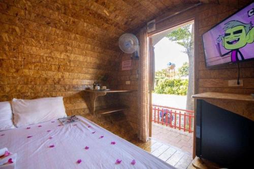 a bedroom with a bed with flowers on it at Nhà Ống Newwave Vũng Tàu - Venuestay in Vung Tau