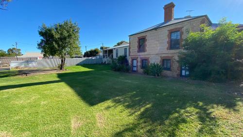 The Wellington Courthouse in South Australiaにある庭