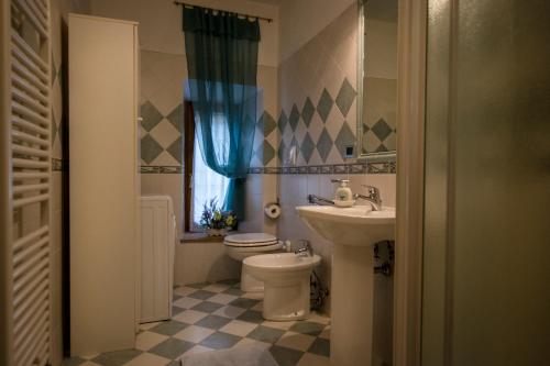 een badkamer met een toilet en een wastafel bij Dimora Tipica Toscana in Monticiano