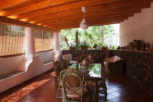 a dining room with a table and chairs at Villa Crimi in Vulcano