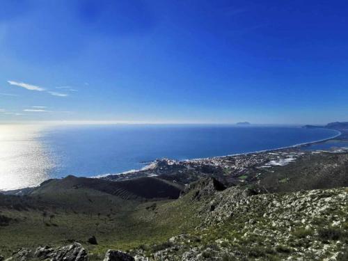 widok na ocean z góry w obiekcie Uva & Stelle Maison in collina di Sperlonga w mieście Itri