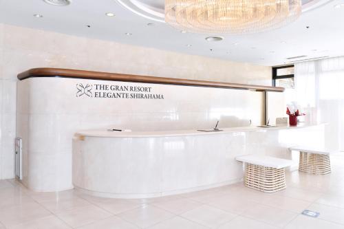 El vestíbulo o zona de recepción de The Gran Resort Elegante Shirahama