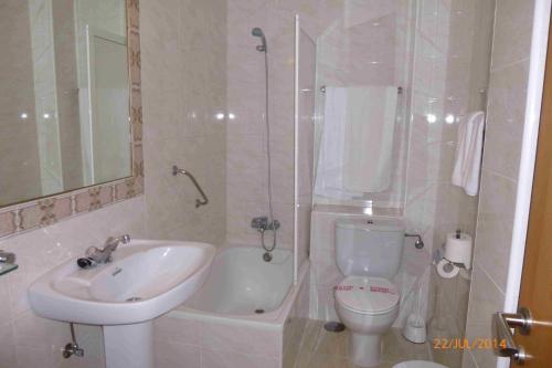 Un baño de Hotel Alisa