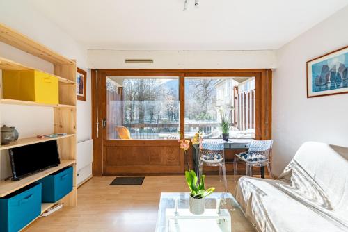 ein Wohnzimmer mit einem Sofa und einem Tisch in der Unterkunft La Pique in Luchon