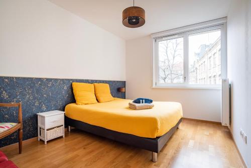- une chambre avec un lit et une fenêtre dans l'établissement L'Académie - GOLDEN TREE - Parking Privé & Wifi - 5 min centre ville de Strasbourg, à Strasbourg