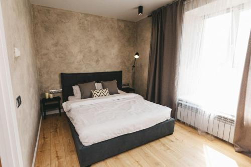 Katil atau katil-katil dalam bilik di NUDE Просторі апартаменти біля історичного центру вул.Збаразька