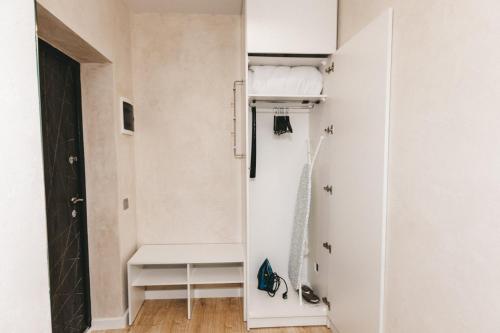 a small room with a bed and a closet at NUDE Просторі апартаменти біля історичного центру вул.Збаразька in Ternopilʼ