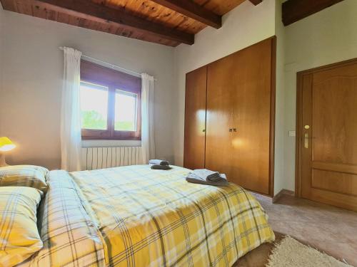 a bedroom with a bed and a window at Harveys Homestay - Adults only in Mieres
