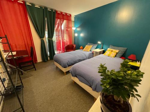 Katil atau katil-katil dalam bilik di Appartement entier "Meublé le Sancy" proche de toutes commodités