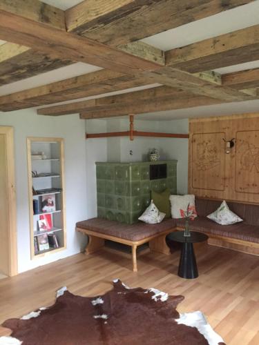 ein Wohnzimmer mit 2 Bänken und einem Tisch in der Unterkunft Waldeslust in Weiler-Simmerberg