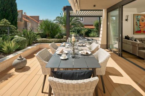 K luxury residence في سبليت: طاولة طعام وكراسي على الفناء