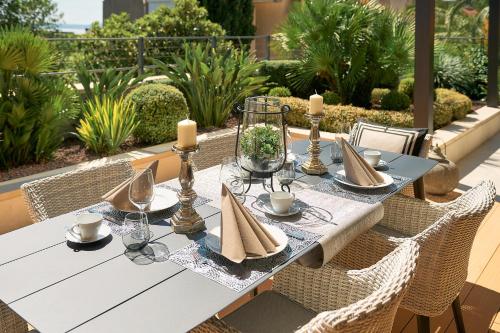 een witte tafel met stoelen en kaarsen op een patio bij K luxury residence in Split