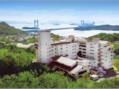 倉敷市にあるWashu Blue Resort風籠 Kasagoの大きな白い建物